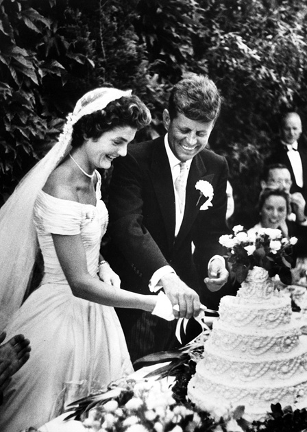 JFK cutting his wedding cake with his wife